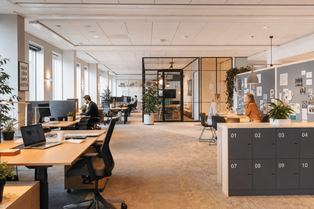 Hoe richt je een kantoor in dat hybride werken ondersteunt zonder dat de werkplekken leeg of onpersoonlijk&nbsp;aanvoelen?